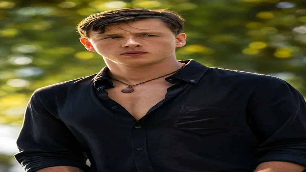 Harris Dickinson—युवा और गंभीर चेहरा